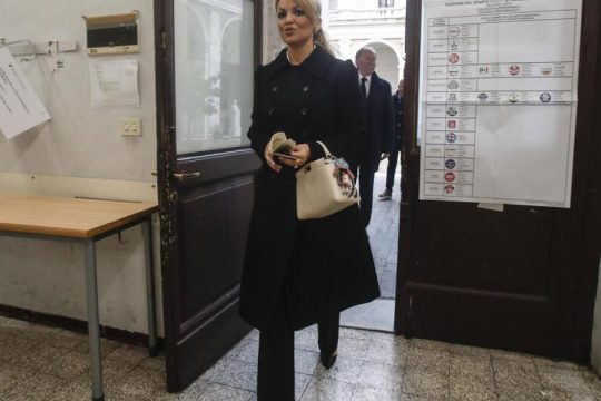Από αρραβωνιαστικά του «μίστερ τιβί», επίδοξη σωτήρας της Ιταλίας